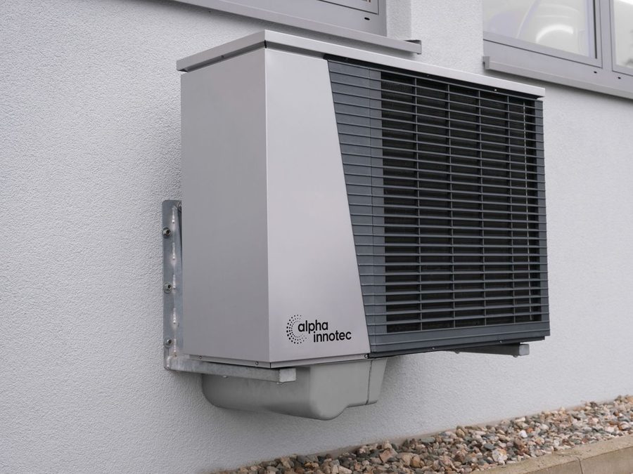 Condensadora de ar condicionado instalada em parede externa