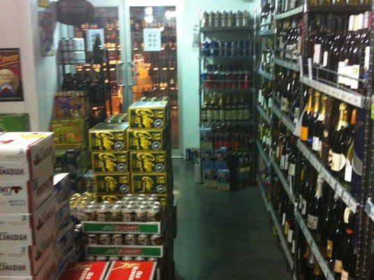 Câmara fria com estoque de bebidas